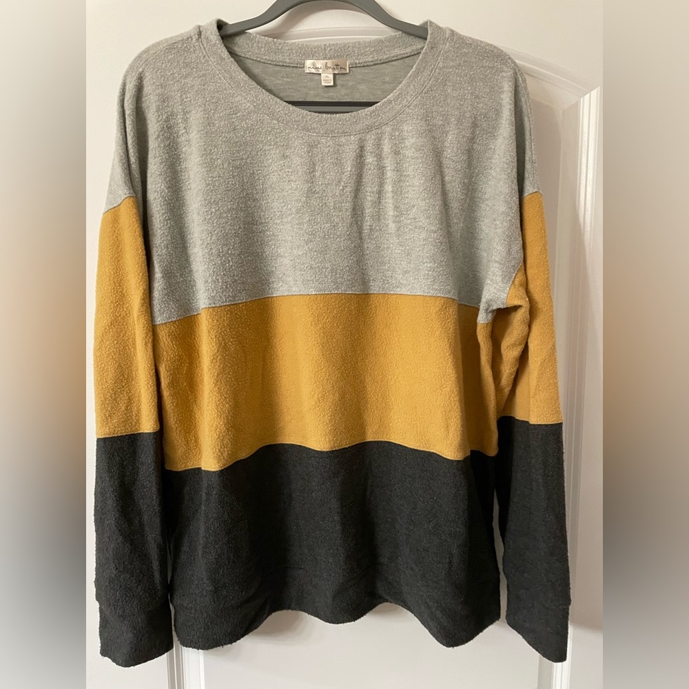 Women’s XL tricolor long sleeve fleece top. 👚